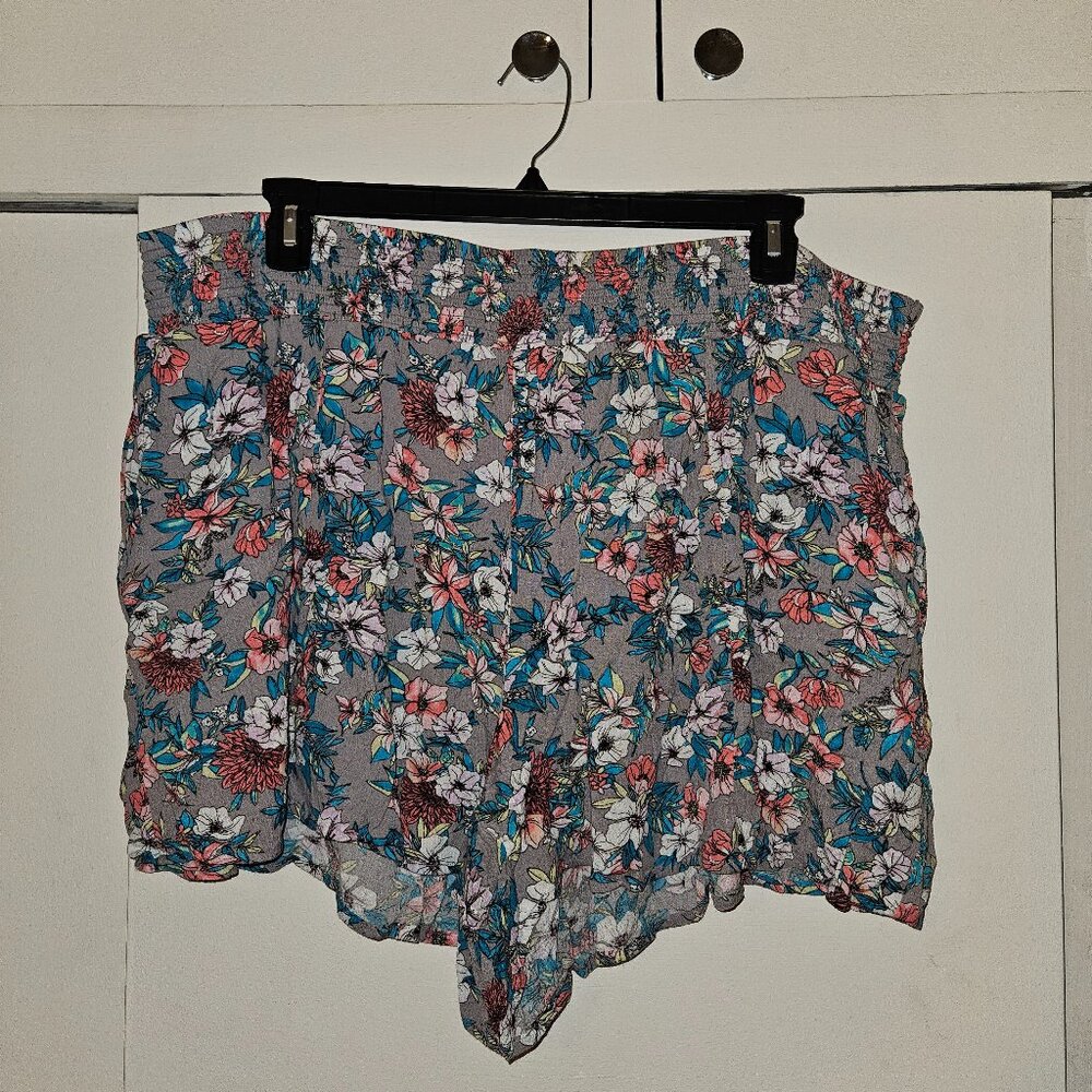 🤩3/$15! Torrid Gray & Multicolor Floral Pull-On Shorts (3X)